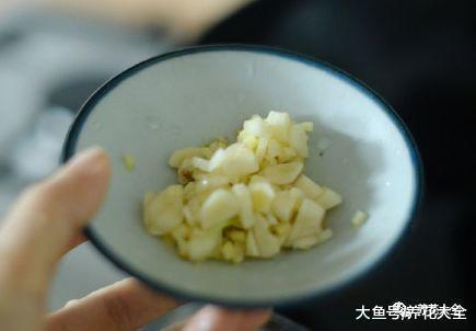 几粒大蒜埋花盆里, 虫子蚂蚁全杀光, 1个不留!