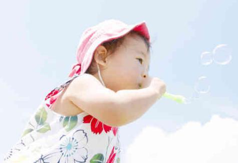夏天就算再热, 宝妈也要保护好孩子这2个部位, 小心孩子易得病