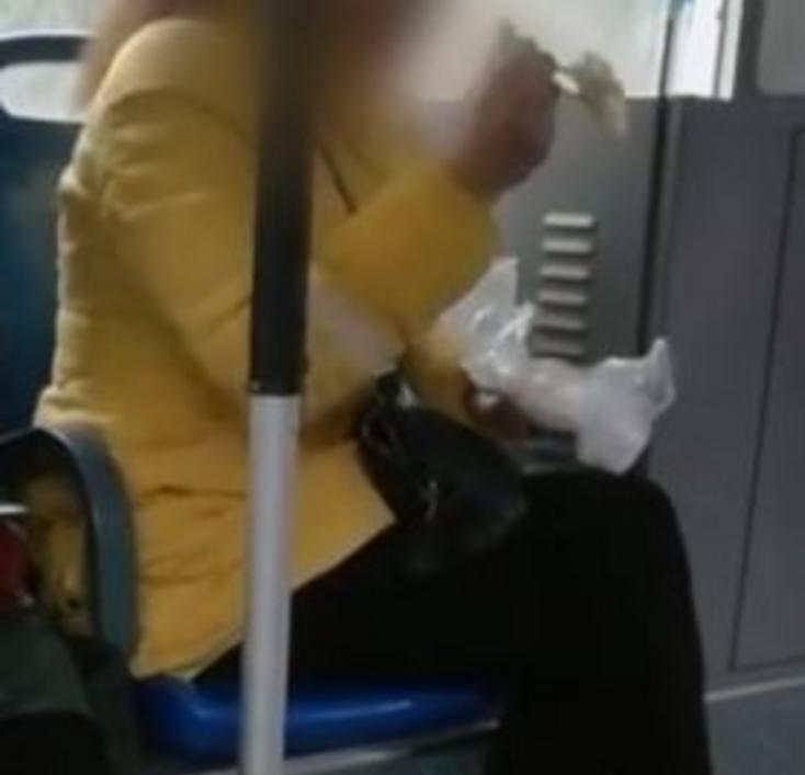 女子公交车上吃饺子引众怒, 女子: 我看谁敢动老子一下!