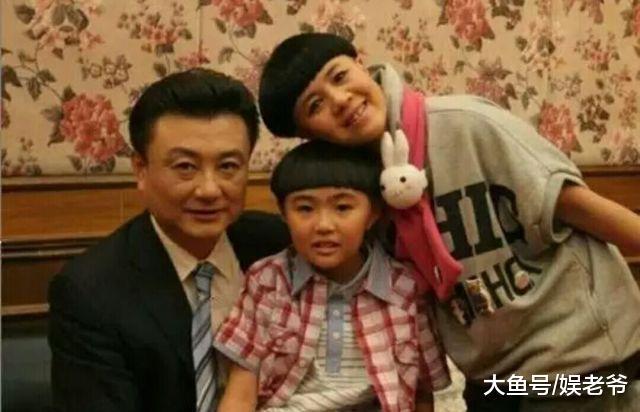 金龟子十九岁女儿长相变化巨大, 男友更像老爸