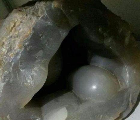 男子从山上捡回一块烂石头, 敲开后, 男子顿时发财!