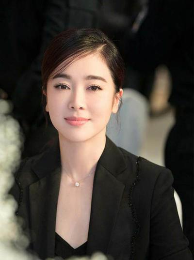 戏红人不红! 她嫁给大二十岁的富商, 两人站在一起, 有点像是父女