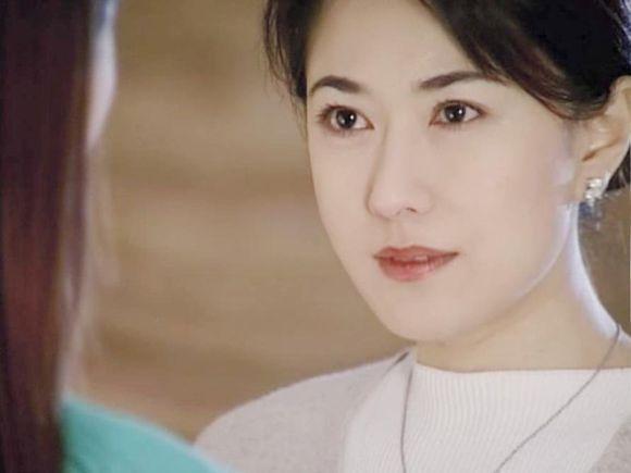 她颜值不输萧蔷, 曾两度嫁入豪门后净身出户, 如今54岁成这样