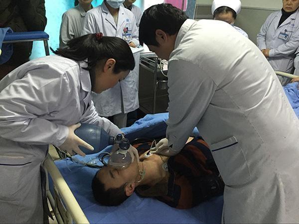 21岁男子深夜尿血入院, 查明原因后, 医生怒斥: 太能嘚瑟了