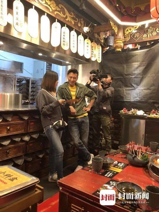 谢霆锋与张靓颖在成都吃火锅, 近千粉丝拥堵在店门口