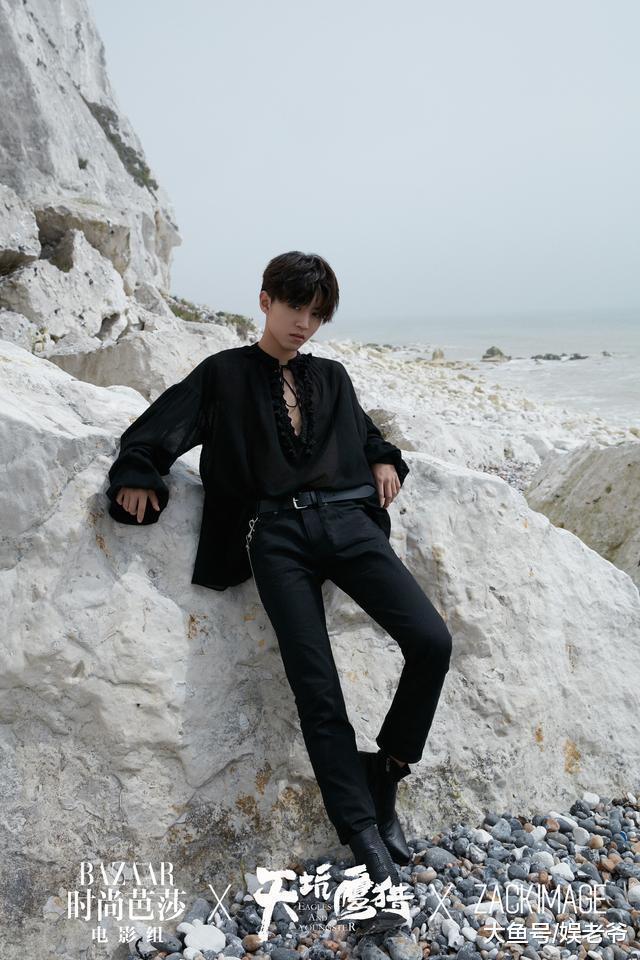 王俊凯新封面展少年长成之势 演绎翻涌不息的冒险灵魂