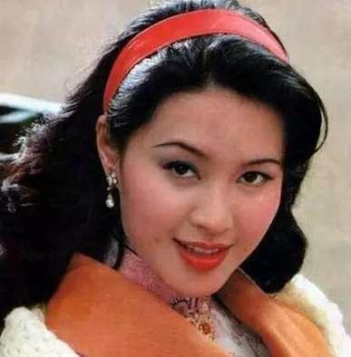她是80年代的酒窝影后, 曾用英语主持春晚, 为小10岁男星弃夫