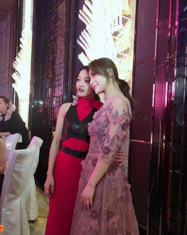 张韶涵出席阿娇婚礼与新人合影 同框杨丞琳满满回忆杀