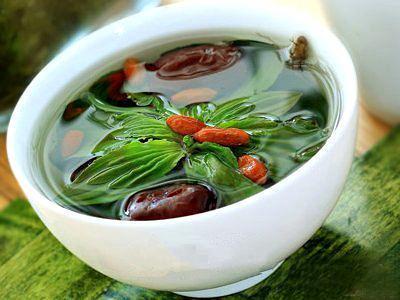 她坚持用车前草泡水喝, 半个天后身体出现奇怪的变化!