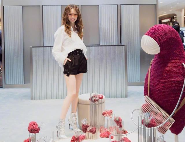 白到发光, 素颜的戚薇差点让人认不出来呀