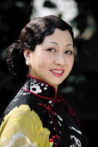 她踢过成龙、打过洪金宝, 骂的星爷不敢说话, 如今却无戏可拍