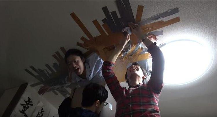 男子被同学用胶带固定天花板一晚, 男子下来一句话同学们都傻眼了