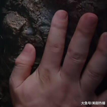 邓伦的手遭杨紫狂吐槽, 其实很多明星都有同款“抓钱手”!