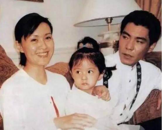 她是80年代的酒窝影后, 曾用英语主持春晚, 为小10岁男星弃夫