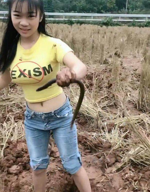 姑娘在田间土地发现异常, 结果下去检查后乐坏了