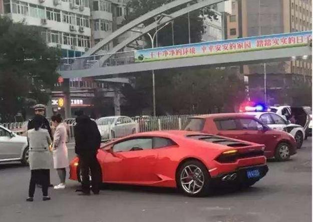 街头一妇女骑车与兰博基尼碰撞, 车上下来一个年轻美女
