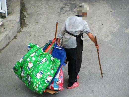 拾荒老人捡到金项链, 苦等失主三天, 失主一出现, 两人全愣住了