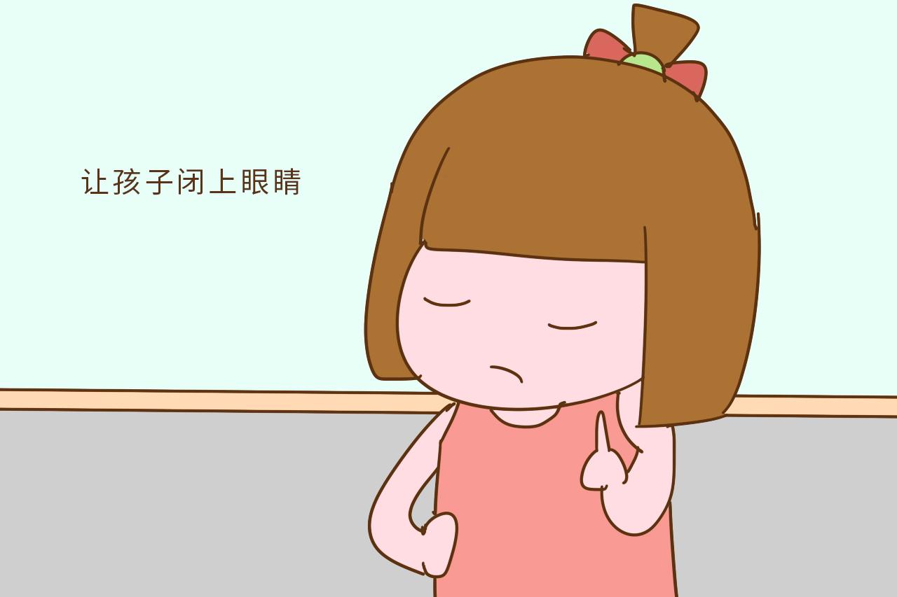 孩子的眼睛进了东西, 这位妈妈的做法看似有爱, 实则是害