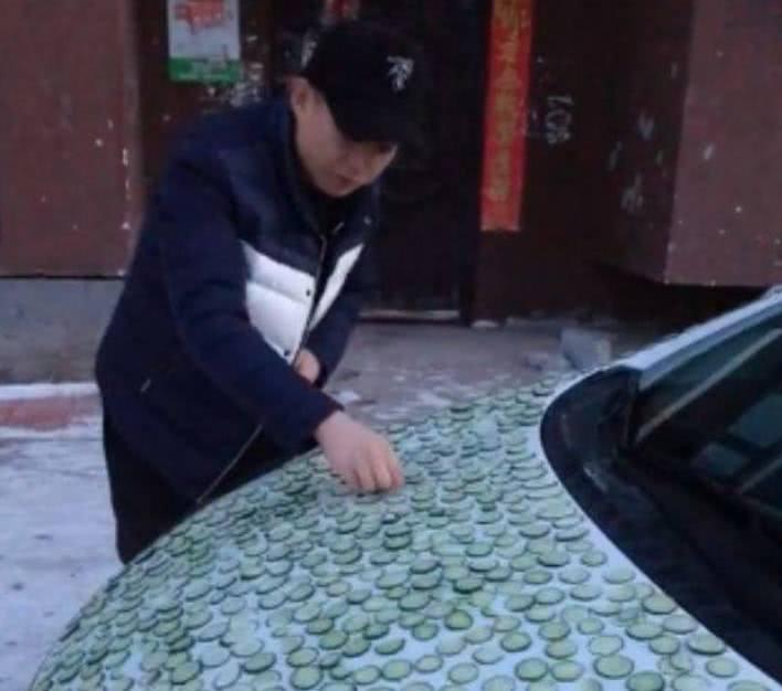 妻子买来一袋黄瓜给车做保养, 老公看后不淡定了!