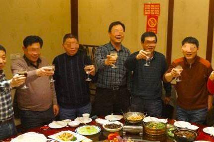 男子参加同学聚会, 结账时众人装醉, 男子结账走人, 众人愤怒了