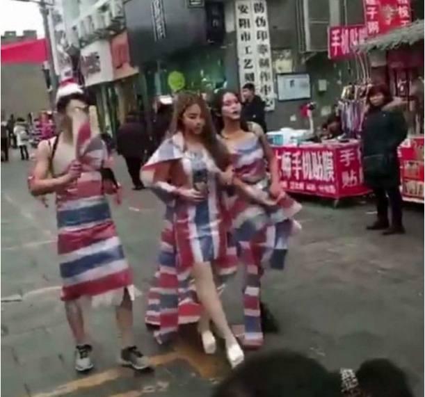 美女把编织袋当成裙子穿, 在马路上直播唱歌!