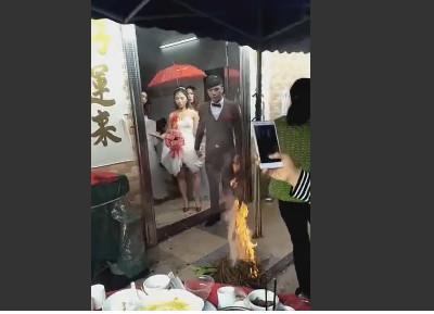 这么大的火, 你让我怎么办? 网友: 姑娘回家吧!