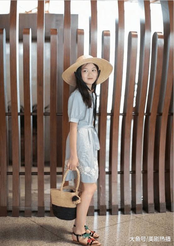 李嫣黄多多同台走秀, 一个超模气质, 一个纯真甜美, 你更喜欢谁?