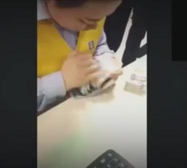 非洲银行工作人员手工点钞, 回过头来看中国大姐的 网友: 没有对比就没有伤害!