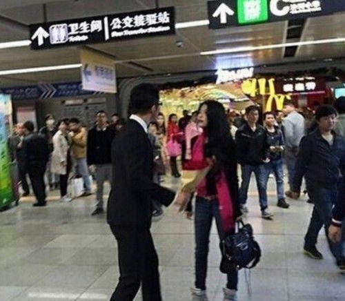 男子满心欢喜在地铁站迎接女友, 当见到女友后男子却选择独自离开