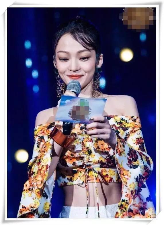 阿Sa35岁, 张韶涵36岁, 两人同穿一条裙子, 差距明显!