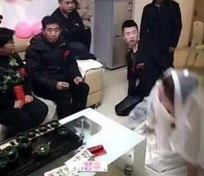 新婚日新娘接过公婆红包, 嫌少丢掉, 接下来新郎做一事大快人心
