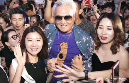 张庭老公再现“牵手门”, 获大批美女簇拥露灿笑! 张庭: 不介意