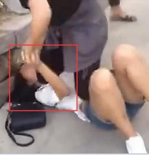 17岁第三者大街上被人抓住, 原配拿出黑色圆棍, 路人直呼: 当街这样过分了!
