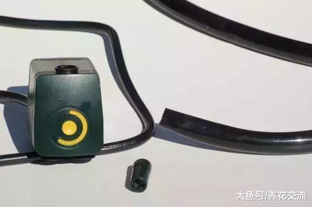 用废弃的大陶罐制作成精致而自然的喷泉, 放花园里正适合