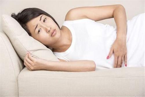 28岁女子房事后黄体破裂被送往医院, 医生解释: 都是她丈夫害的!