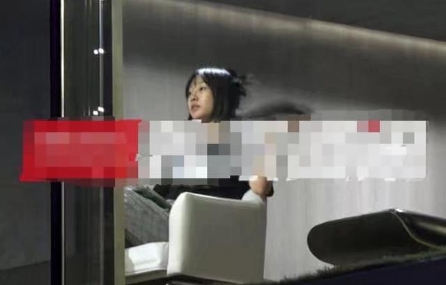 白百何现身做头发翘二郎腿潇洒悠闲, 抽电子烟吞云吐雾十分享受
