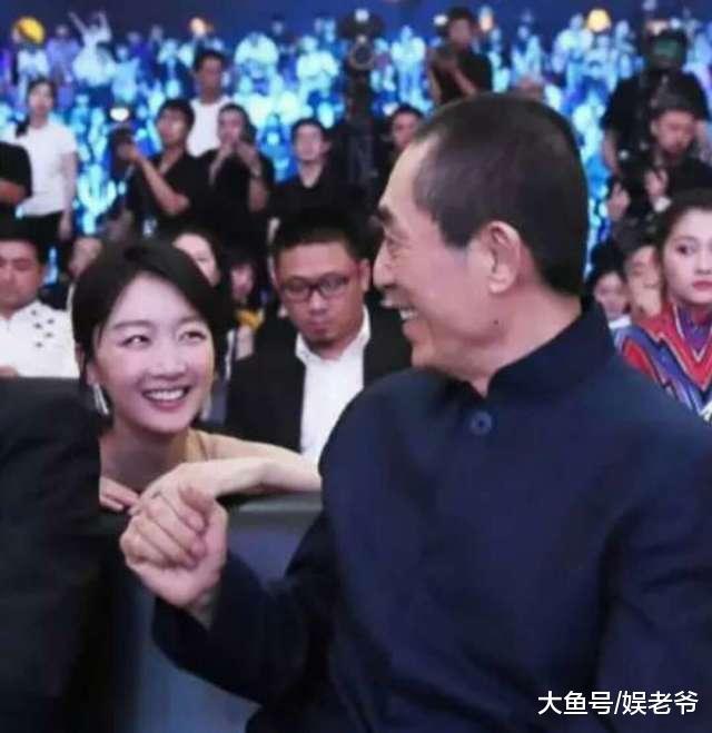 关晓彤台上对张艺谋礼貌腿, 台下的表情却耐人寻味!