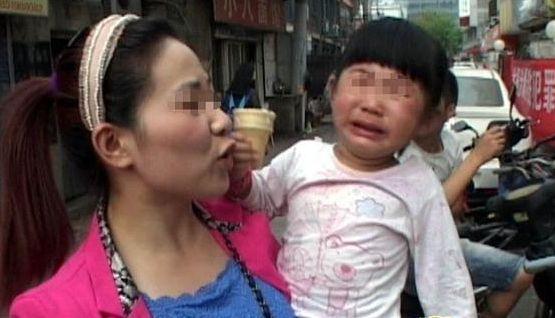 女子在火车上喂奶, 旁边男子看到后将其制住, 结果却出乎意外