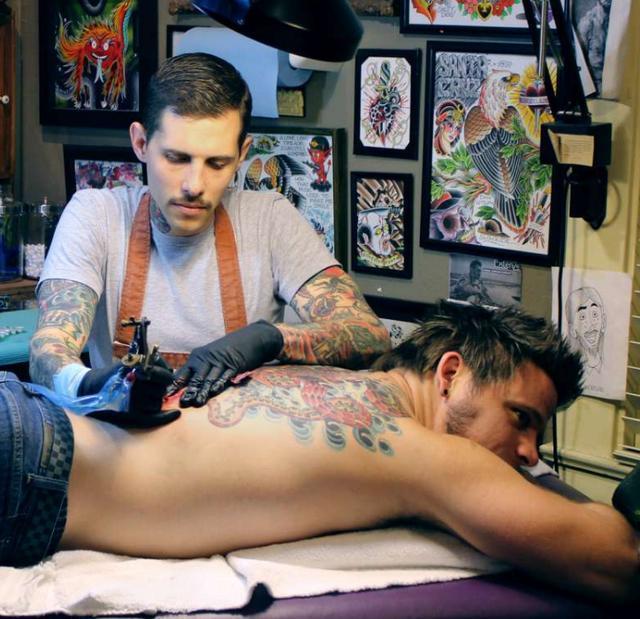 男子纹身太丑18年不敢脱上衣, 神补救后让他想露背炫耀