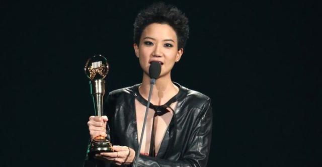 香港歌手卢凯彤坠楼身亡, 曾获金曲奖, 去年宣布和同性好友结婚