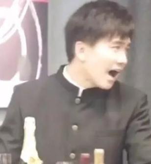 他是罕见的博士明星, 曾怒骂小鲜肉娘炮没演技, 却公开力挺黄晓明