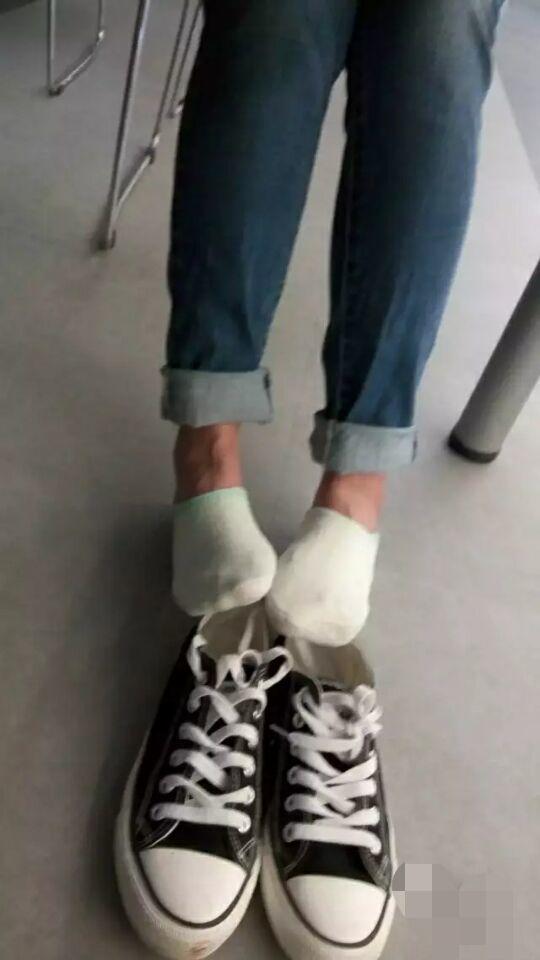 丽娜的这双帆布鞋