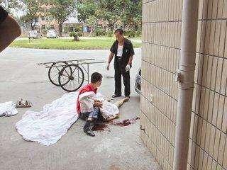 二胎妈妈产后3周跳楼, 不幸身亡! 亲妈哭到昏厥, 婆婆却一脸冷漠