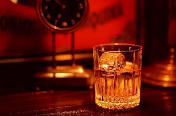 长期喝酒的人注意了, 身体出现这5个症状, 是你的肝脏在求救!