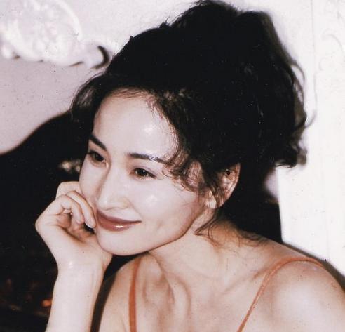 她是最美邀月宫主, 马景涛的最爱, 却因插足被原配暴打致子宫脱落