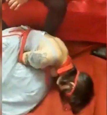 美丽伴娘遭一群人扒衣并抬上引擎盖, 当众羞辱!