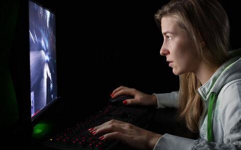 27岁女白领凌晨胸口痛, 突然心梗丧命, 只因一件事她干了8年