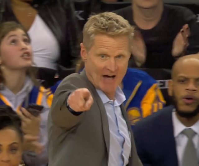 科尔伸手疯狂示意库里：快把球交