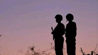 两个哨兵站岗, 为何只配备一把枪? 24年前惨案给所有人一个教训