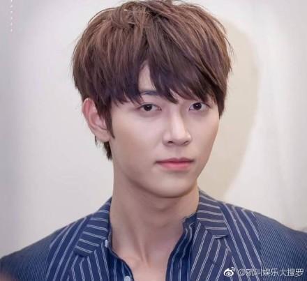 郑爽晒新剧男主, 两个人的造型亮眼, 这个泰国小哥哥有点帅